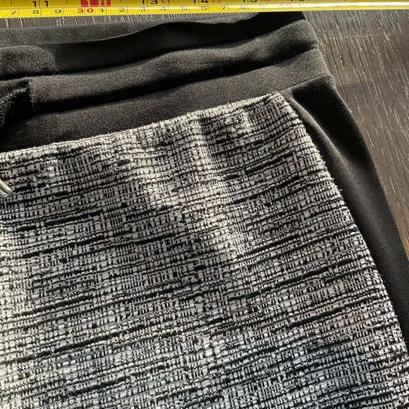 HUE Work Friendly in a Tweed pattern with side strips. - Picture 5 of 8